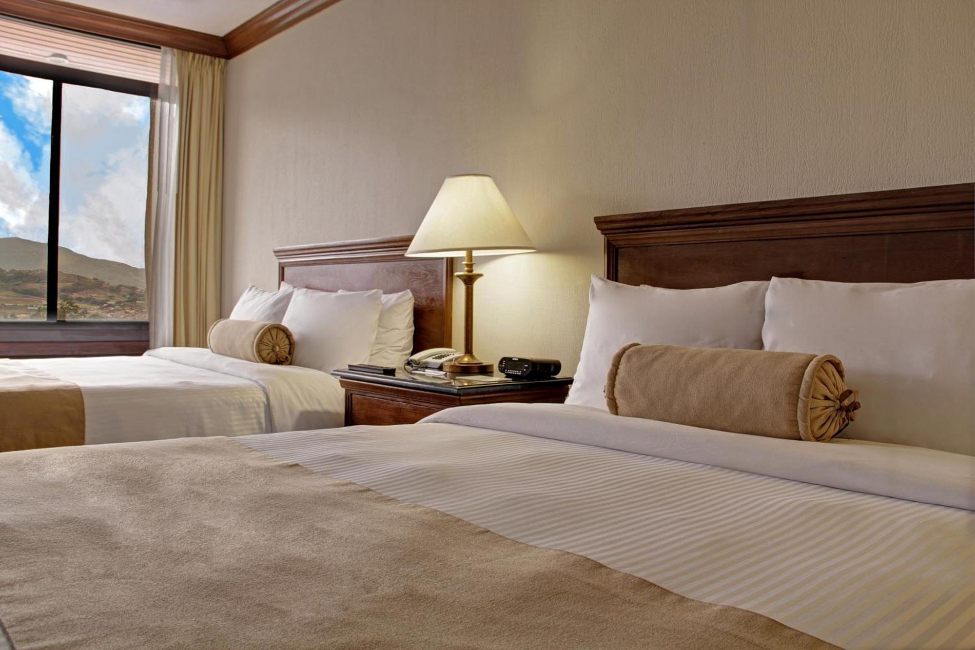Wyndham San Jose Herradura Exterior foto A typical guest room at the Best Western Premier Collection