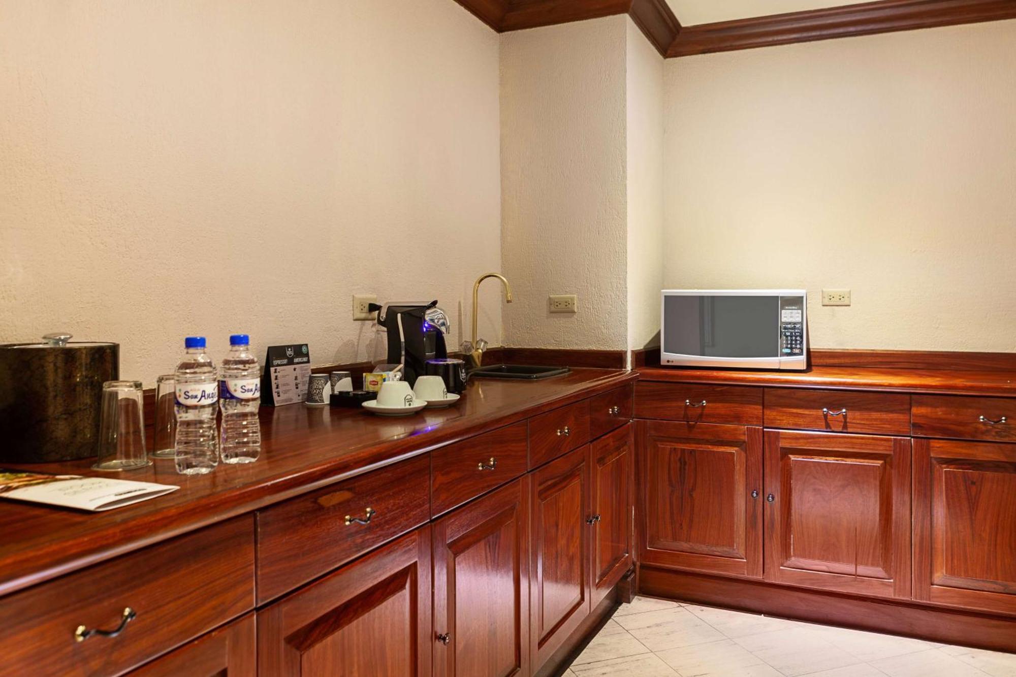 Wyndham San Jose Herradura Exterior foto A wet bar in a hotel room