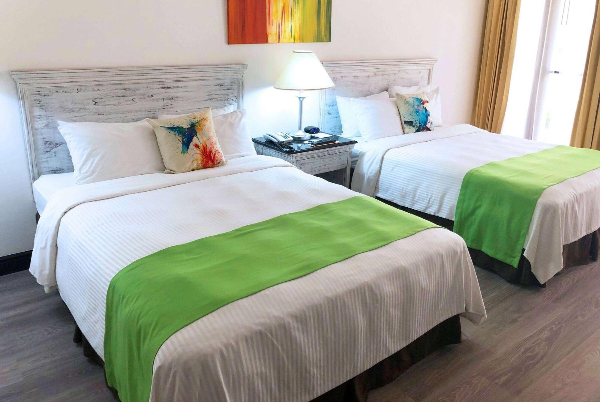Wyndham San Jose Herradura Exterior foto A bed runner
